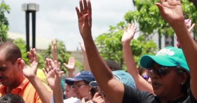 Cristãos venezuelanos forçados a comer páginas da Bíblia, têm ‘cruzes’ gravadas em seus corpos Cristãos venezuelanos forçados a comer páginas da Bíblia, têm ‘cruzes’ gravadas em seus corpos