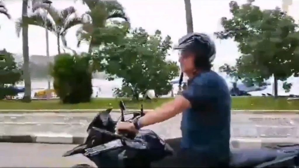 Bolsonaro passeia de moto e come pastel no litoral do Guarujá veja