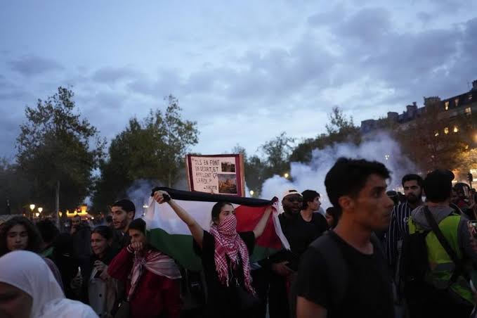 Manifestantes Franceses Tem Confronto A Pol Cia Por Protestos De