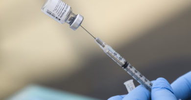 CEO da Pfizer testa positivo para covid-19 mesmo ter recebido quatro doses da vacina de Covid-19
