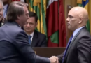 Bolsonaro comprimenta Alexandre de Moraes em cerimônia no TST