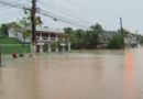 Fortes chuvas em Recife água invade ruas, e aulas são suspensas