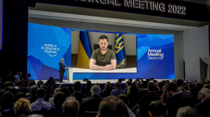 Em discurso em Davos, Zelensky exige sanções ‘máximas’ à Rússia