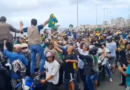Bolsonaro participa de motociata em Salvador e reúne centenas de apoiadores