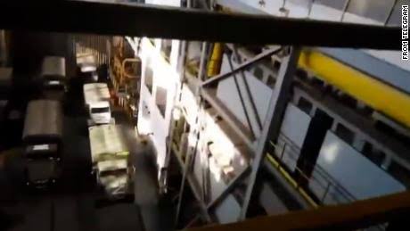 Veículos russos são vistos dentro da usina nuclear na  Ucrânia; veja vídeo