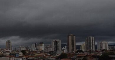 Chuva em SP deixa mais de 100 mil residências sem energia