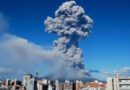 Vulcão no Japão desperta e libera uma poderosa coluna de cinzas; veja vídeos