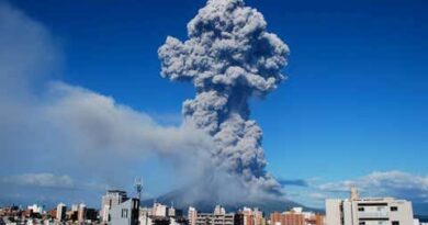 Vulcão no Japão desperta e libera uma poderosa coluna de cinzas; veja vídeos