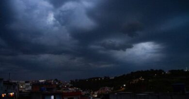 Chuva forte faz dia virar noite em SP e deixa mais de 100 mil sem energia