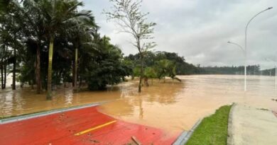 Chuvas intensas e vendaval em Santa Catarina deixam moradores ilhados e provocam estragos