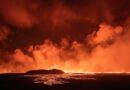 Vulcão na Islândia entra em erupção e expele fogo para o céu ; moradores são forçados a deixar a suas casas; vídeo