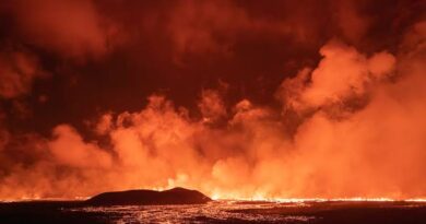 Vulcão na Islândia entra em erupção e expele fogo para o céu ; moradores são forçados a deixar a suas casas; vídeo