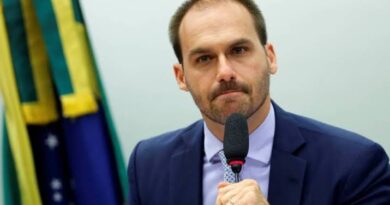 Eduardo Bolsonaro lanças críticas ao deputado Van Hatten