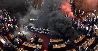 Deputados sérvios provocam caos no parlamento com sinalizadores, fumaça e pancadaria; veja vídeo