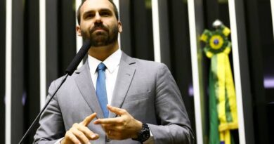 PGR adia manifestação sobre passaporte de Eduardo Bolsonaro