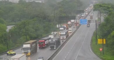 Rodovia Anchieta reabre, mas segue congestionada, após caos com passarela derrubada por carreta