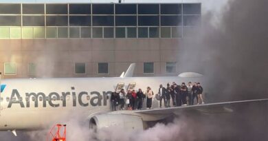 Incêndio em avião com 172 a bordo força evacuação de passageiros por uma asa e deixa feridos nos EUA; vídeos